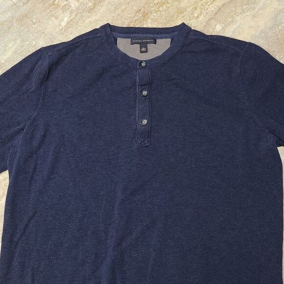 BANANA REPUBLIC MENS MICRO KNIT LONG SLEEVE TOP SIZE MEDIUM - Picture 2 of 5